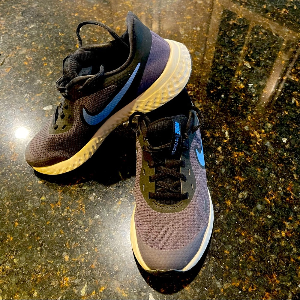 NIKE Revolution size 4.5 Y Gently Worn Excellent condition size 6 in adults